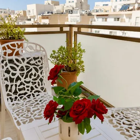 Seaview Luxury Flat 4 Bedrooms شقة *
